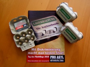 Eierpackungen mit Holzpuppen