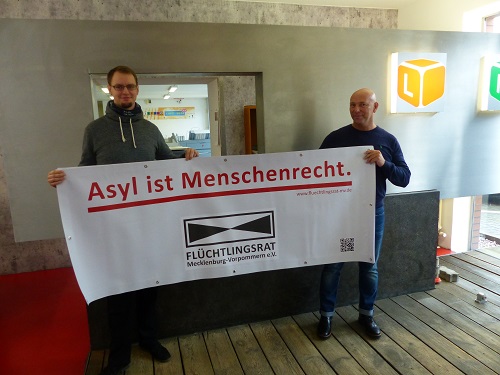 Fundraiser Bernd Hogenfeld erhält vom Geschäftsführer der LIPAKO GmbH Andreas Meier die neuen Banner. Foto: FF