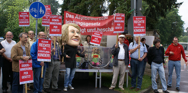 Schon seit vielen Jahren gibt es Protest gegen das Asylbewerberleistungsgesetz. Hier eine Aktion gemeinsam mit campact! und den Flüchtlingsräten vor dem Bundesverfassungsgericht im Jahr 2012. Foto: Angelika von Loeper