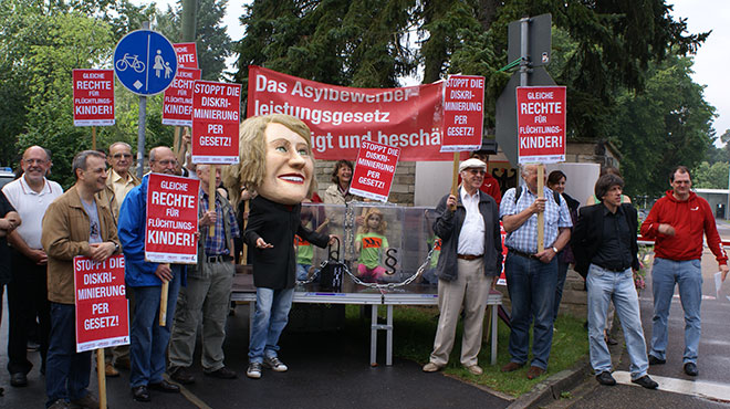 Schon seit vielen Jahren gibt es Protest gegen das Asylbewerberleistungsgesetz. Hier eine Aktion gemeinsam mit campact! und den Flüchtlingsräten vor dem Bundesverfassungsgericht im Jahr 2012. Foto: Angelika von Loeper